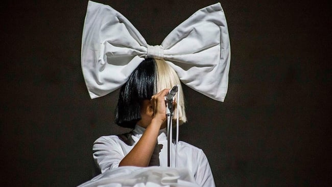 sia-concert-boston-2016-perruque-noeud.jpg
