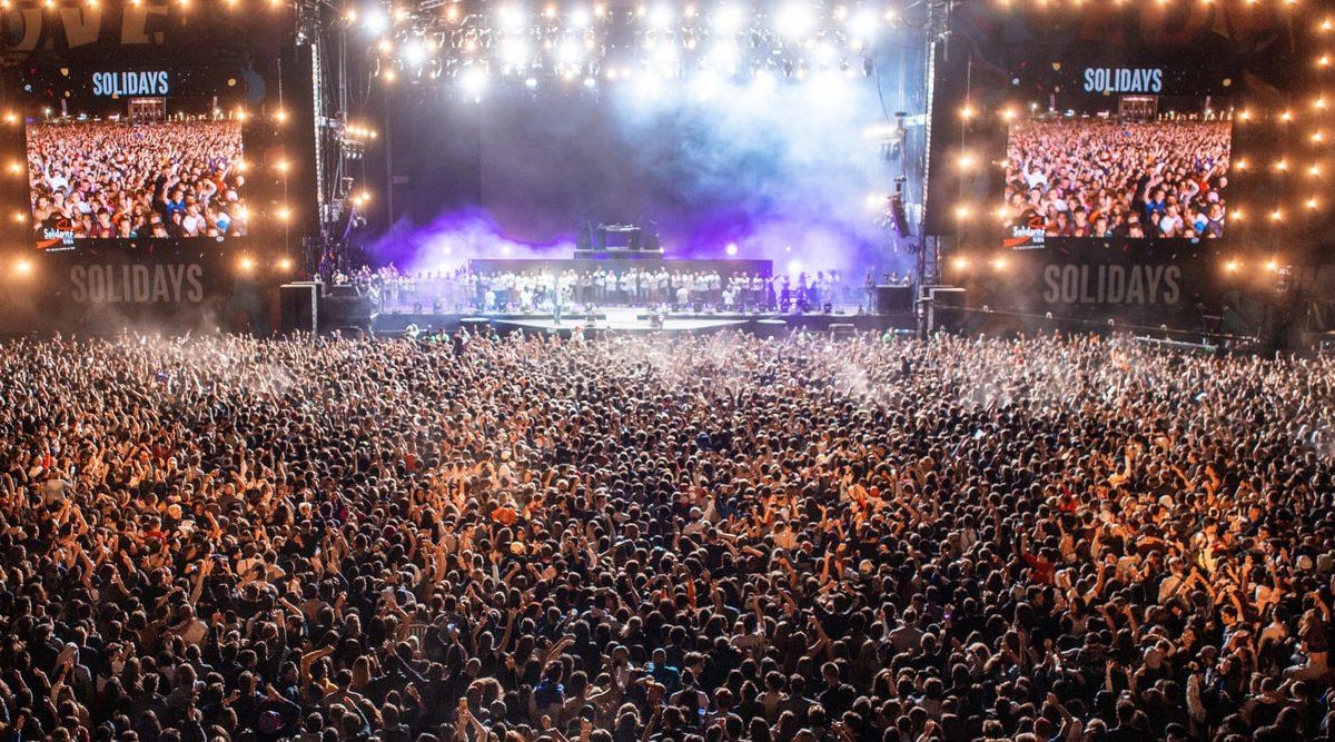 festival-a-offrir-noel-solidays-scene.jpg