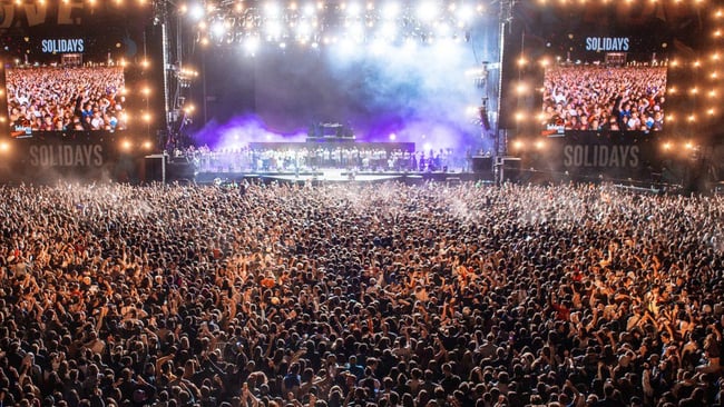 festival-a-offrir-noel-solidays-scene.jpg