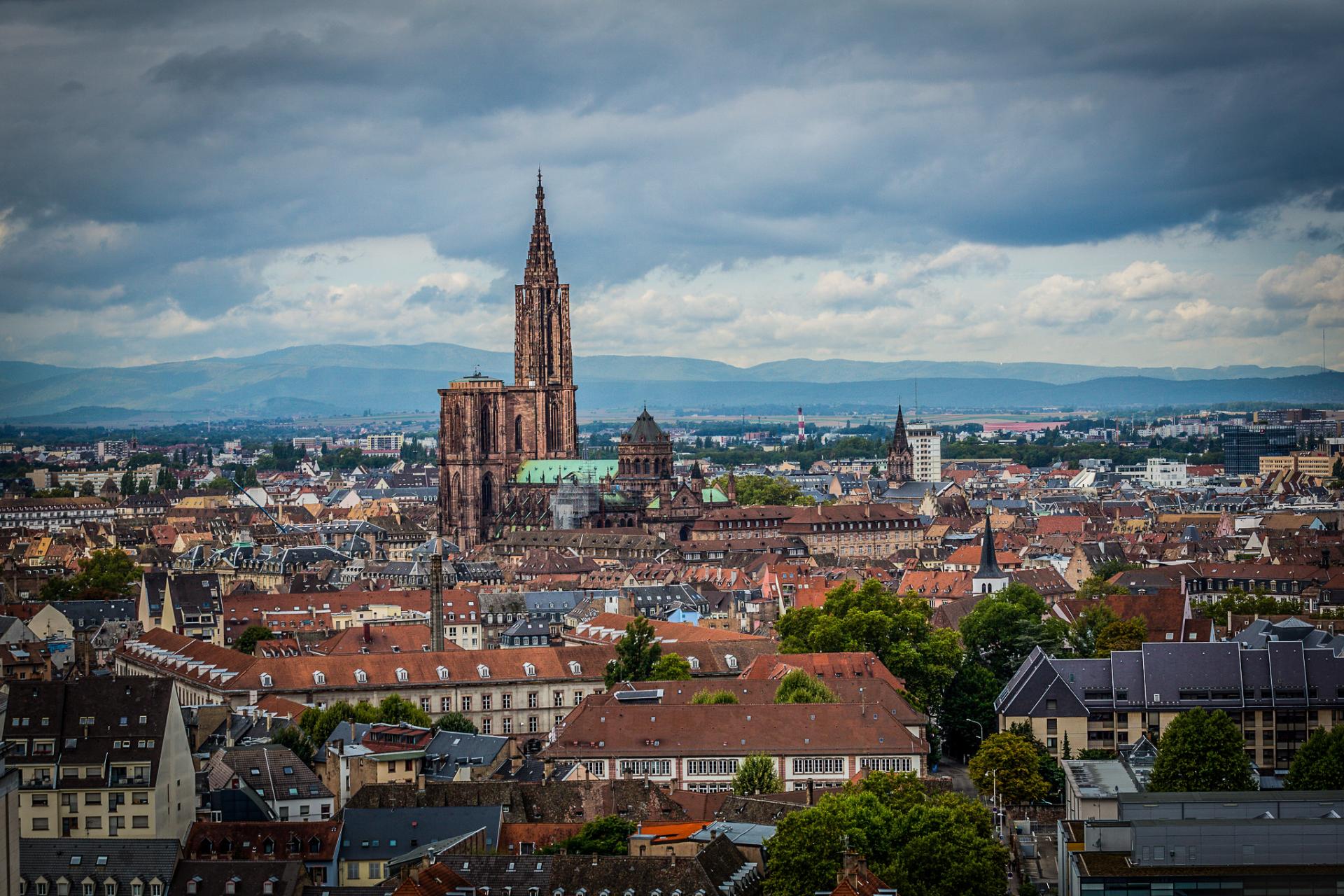 Strasbourg vue aerienne vers la cathedrale septembre 2015
