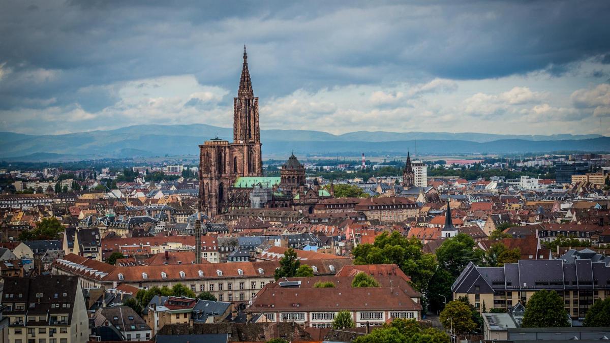 Strasbourg vue aerienne vers la cathedrale septembre 2015